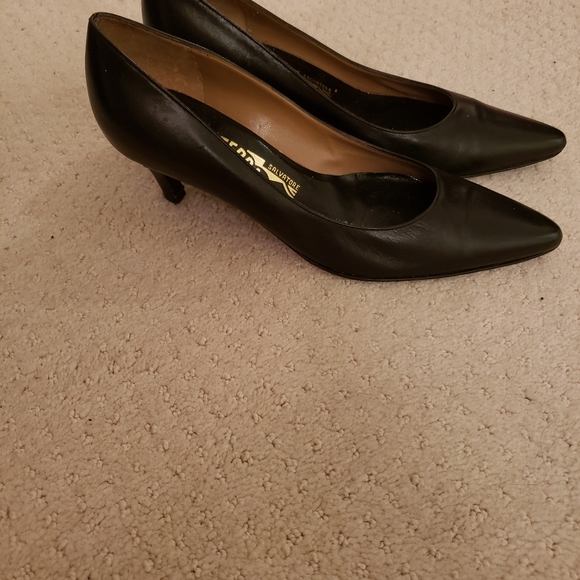 Ferragamo black leather pumps - Picture 2 of 3